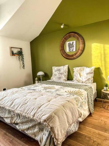 1 dormitorio con 1 cama grande y pared verde en villa cocooning and spa, en La Possession