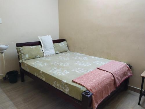 ein kleines Bett mit zwei Kissen darüber in der Unterkunft Selvalakshmi Restaurant and Lodge in Tiruvannāmalai