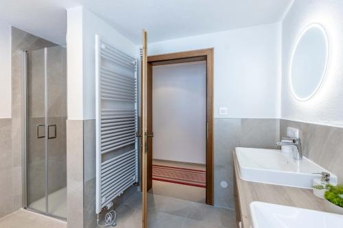 ロイテにあるChalet Hosp Reutteの洗面台とシャワー付きのバスルーム