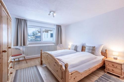 1 dormitorio con cama de madera y ventana en Chalet Hosp Reutte, en Reutte