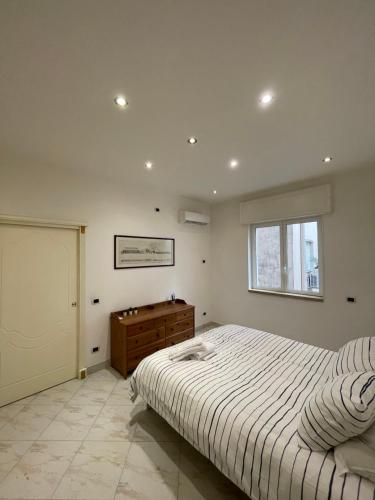 una camera da letto con un letto e una cassettiera di Napoli Hub a Napoli