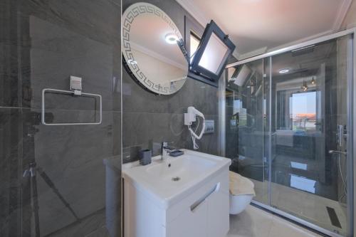 y baño con lavabo blanco y espejo. en Villa Lotus Sea, en Fethiye