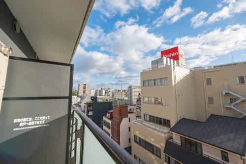 - une vue depuis le balcon d'un bâtiment dans l'établissement Hotel Story Namba, à Osaka