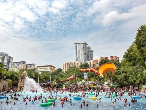 a large crowd of people in a water park at Sunway Resort Suites@Sunway Pyramid and Sunway Lagoon in Kampong Penaga