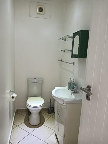 Baño blanco con aseo y lavamanos en 612 @ Leisure Bay en Pretoria