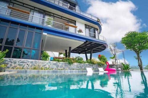 a swimming pool with a pink swan in front of a building at DC AROMA VILLA - Venuestay in Hòa Bình