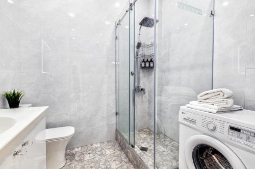 uma máquina de lavar roupa na casa de banho com um chuveiro em Apple em Prigorodnyy