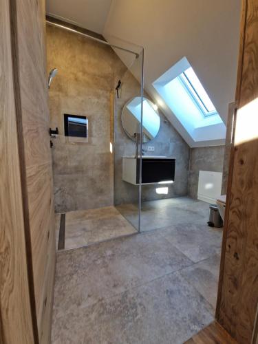 uma casa de banho com um chuveiro e uma clarabóia em Appartements Marktplatzerl em Mauterndorf