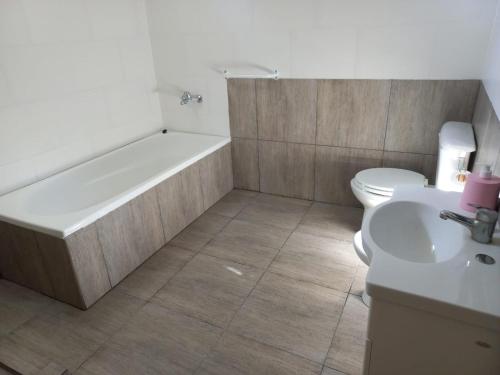 La salle de bains est pourvue d'une baignoire, de toilettes et d'un lavabo. dans l'établissement Depto Lu 3, à Villa Mercedes