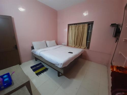 sypialnia z łóżkiem w różowym pokoju w obiekcie A2 Home Stay w mieście Kodaikānāl