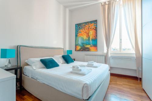 ローマにあるPiazza di Spagna Apartmentのベッドルーム(白いベッド、青い枕付)