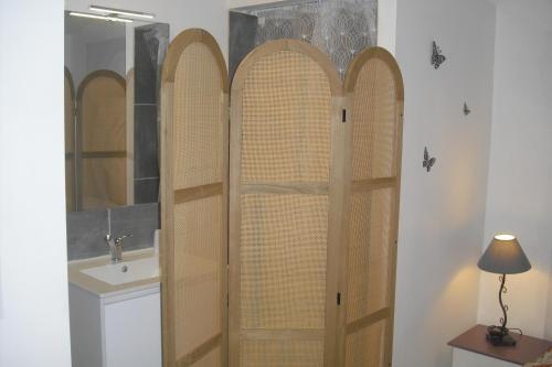 ein Bad mit einer Dusche, einem WC und einem Waschbecken in der Unterkunft Le Rosier in Gordes