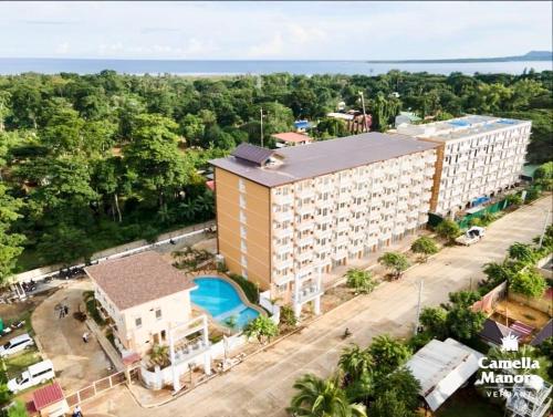 una vista aérea de un gran edificio de hotel en Condo Home in Puerto Princesa near PPS Airport en Puerto Princesa