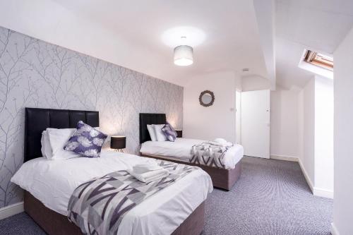 a bedroom with two beds and a wall at Four Bedroom City Centre Large Derby House Contractors Leisure in Derby
