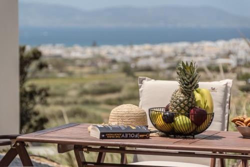 una mesa con un bol de fruta y un libro en The Diamonds of Naxos -Aggidia- en Agkidia