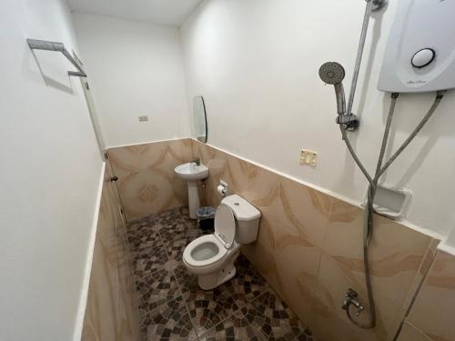 La petite salle de bains est pourvue d'une douche et de toilettes. dans l'établissement Casi Verde Guest House, à Panglao