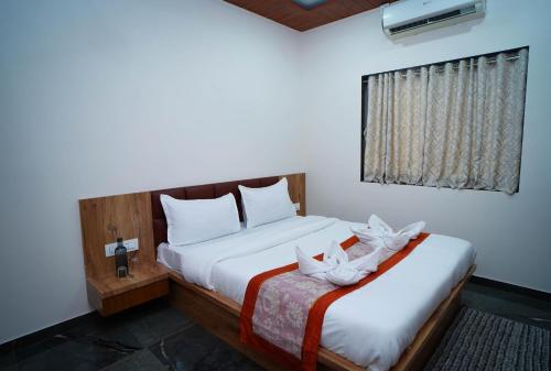 Ένα ή περισσότερα κρεβάτια σε δωμάτιο στο Altitude Villa A Serene Retreat Panchgani