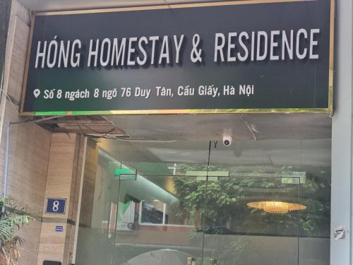 Hóng Homestay - số 8/76 Duy Tân -by Bayhostel في هانوي: علامة على باب منزل وسكن