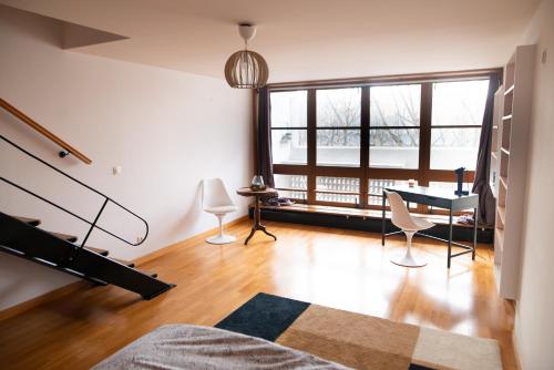 ein Wohnzimmer mit einem Schreibtisch und einem Tisch in der Unterkunft Corbusier in Marseille