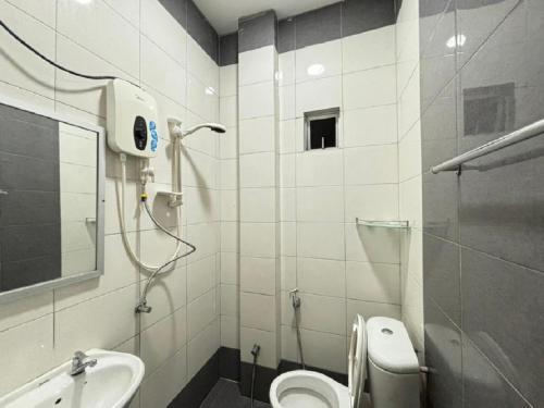 La petite salle de bains est pourvue de toilettes et d'un lavabo. dans l'établissement VILLA SERI MUTIARA, à Kuah