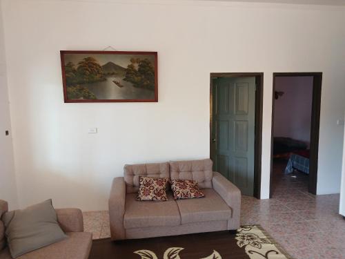 Nayawa的住宿－Olosara Haven，客厅配有沙发和墙上的照片