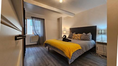 1 dormitorio con 1 cama con manta amarilla en La Pause Laurag-aise l'embleur Oc Keys 27, en Castelnaudary