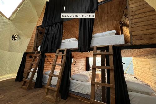 Bunk bed o mga bunk bed sa kuwarto sa Glamping Tago