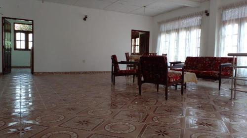 una habitación con sillas y una mesa en un edificio en Ramya Villa, en Galle
