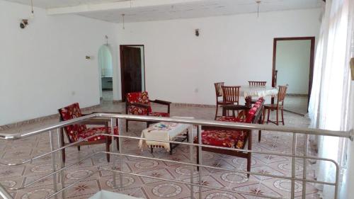 Habitación con sillas, mesa, mesa y sillas. en Ramya Villa, en Galle