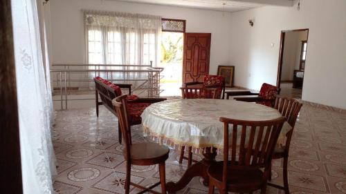un comedor con mesa y sillas en una habitación en Ramya Villa, en Galle