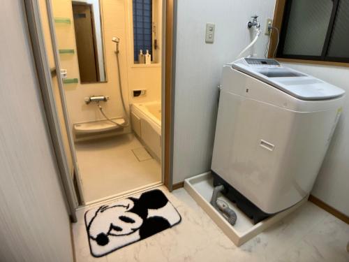 a small bathroom with a toilet and a shower at -0 meter to station- Tokyo, Asakusa, Ueno, Skytree tower and Akihabara entire house for 14 guests -駅まで0メートル- 東京 浅草 上野 スカイツリー 秋葉原一棟貸切14名様 in Tokyo