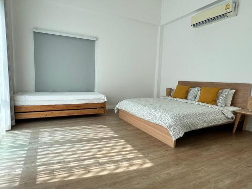 a bedroom with a bed and a window in it at Ida Japanese pool villa in Chalong 