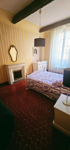 une chambre avec un lit et une cheminée dans l'établissement Heart of Vieux Nice Beach & Saleya, à Nice
