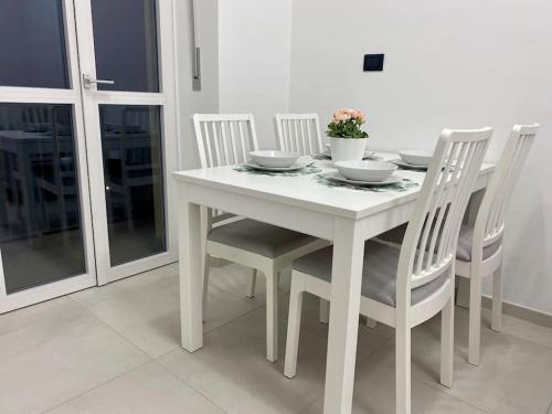 tavolo bianco da pranzo con 4 sedie bianche, tavolo bianco e sedie a sdraio di My M&Y - Pala Alpitour/Stadio Olimpico a Torino