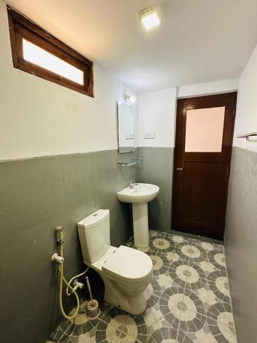 een badkamer met een toilet en een wastafel bij Villa Gihan in Hikkaduwa