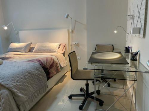 ein Schlafzimmer mit einem Schreibtisch, einem Bett, einem Schreibtisch und einem Stuhl in der Unterkunft ÁTICO HOME y garaje, Algemesi Home in Algemesí