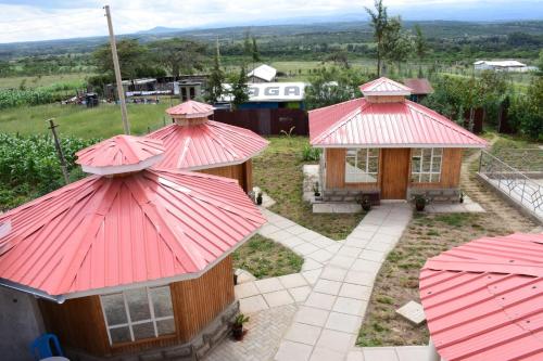 uma vista aérea de dois pequenos edifícios com telhados vermelhos em Sagada Resort Lamuria em Lamuria Farm