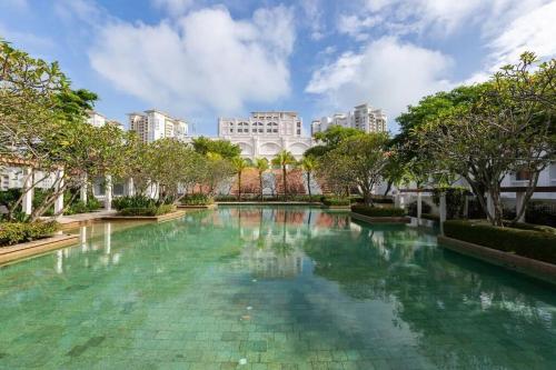 een zwembad met bomen en gebouwen bij Strait Quay Marina Cozy Suite with Bathtub by Uptrend Home Management in Tanjong Tokong