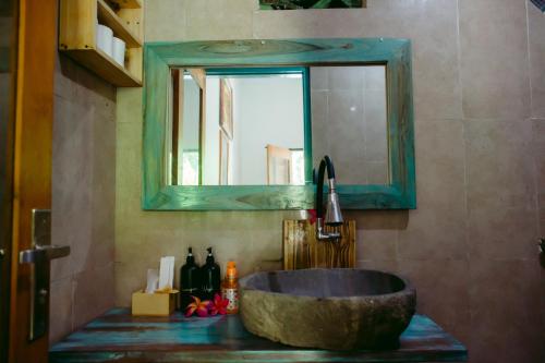 bagno con lavandino e specchio di Kinton Guesthouse a Nusa Penida