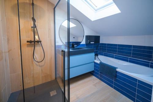 une salle de bain avec une douche, un lavabo et un miroir dans l'établissement Villa Fortune - 11 couchages - Piscine & Tennis, à Bayonne