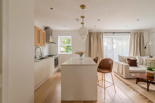 Virtuvė arba virtuvėlė apgyvendinimo įstaigoje Beautiful 2 bed 2 bath Abode In Dulwich