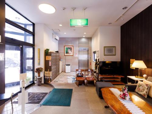 - un salon avec un canapé et une table dans l'établissement Seoul Garden Hotel, à Hakodate
