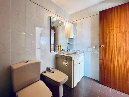 La salle de bains est pourvue de toilettes, d'un lavabo et d'un miroir. dans l'établissement Villa Les Punxes, à Sant Feliu de Guíxols