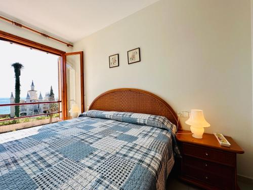 - une chambre avec un lit et une grande fenêtre dans l'établissement Villa Les Punxes, à Sant Feliu de Guíxols