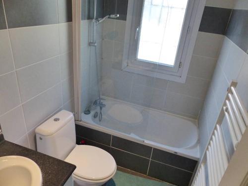 une salle de bain avec toilettes et baignoire dans l'établissement CAPBRETON -Appartement rez de jardin quartier proche centre et plages 5 pers, à Capbreton