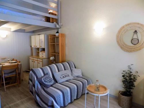 un salon avec un canapé et une table dans l'établissement La Palmyre - Les MAISONS de L'OCEAN - VILLA DE VACANCES CLASSEE 1 étoile, aux Mathes