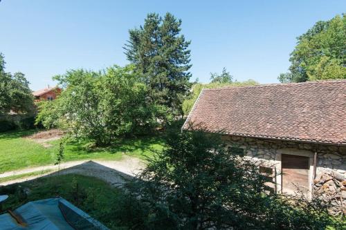 an overhead view of a house with a roof at Au calme à 5min d'Annecy et du lac in Seynod