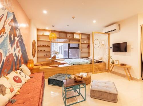 sala de estar con sofá y mesa en Lovely studio with balcony,5 mins to beach, Hanoi en Hanoi