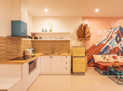 una cocina con una gran pintura en la pared en Lovely studio with balcony,5 mins to beach, Hanoi en Hanoi