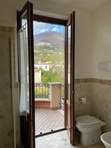 baño con aseo y vistas a un balcón en Benaco Village Home, en Toscolano Maderno